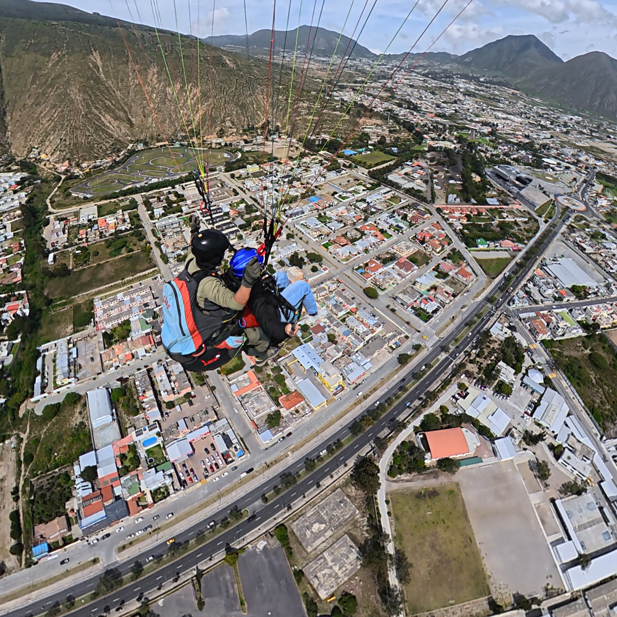 Vuelo en parapente en Pomasqui Mitad del Mundo Quito Ecuador