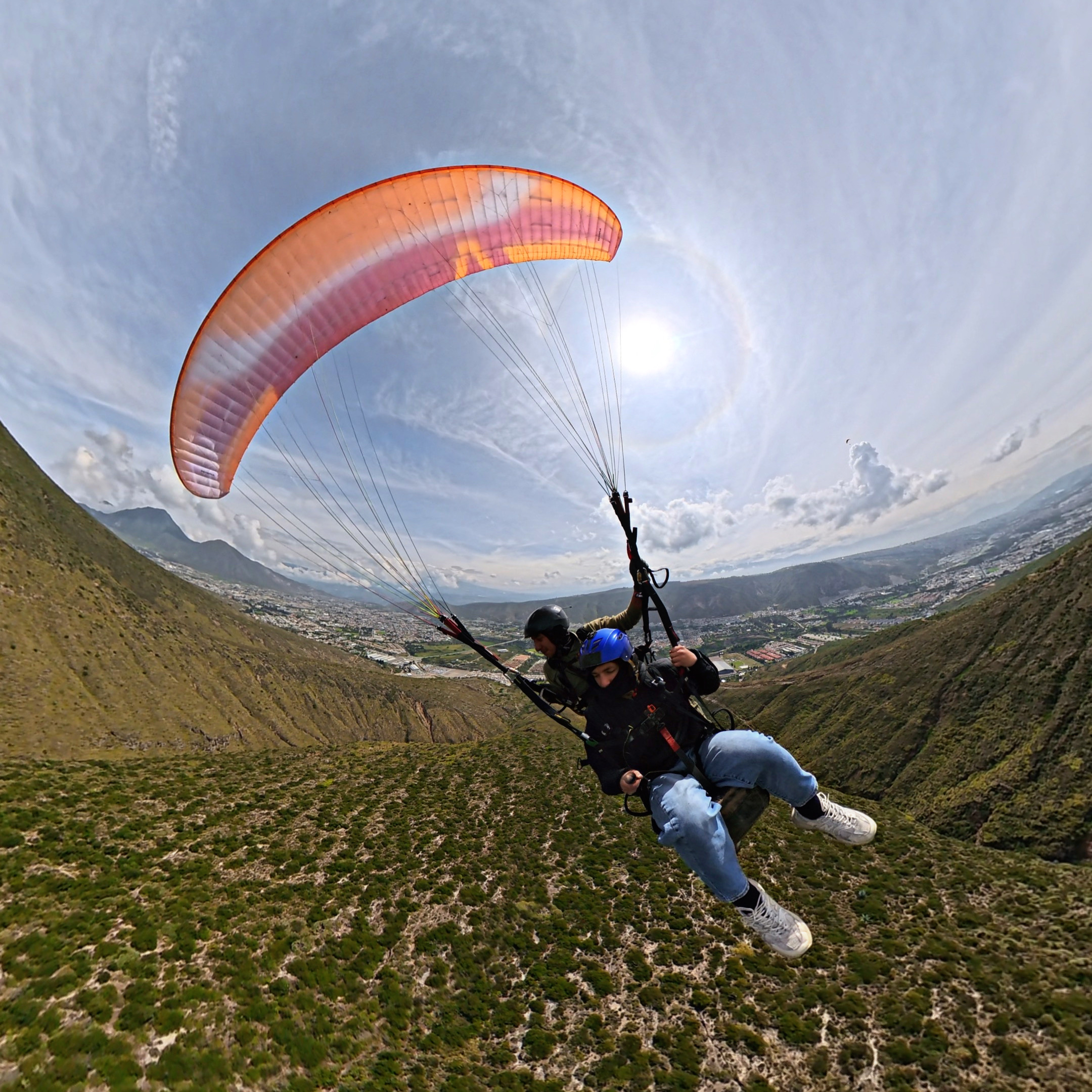 Vuelo en parapente en Pomasqui Mitad del Mundo Quito Ecuador
