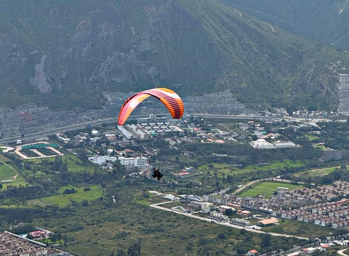 Vuelo en parapente en Pomasqui Mitad del Mundo Quito Ecuador